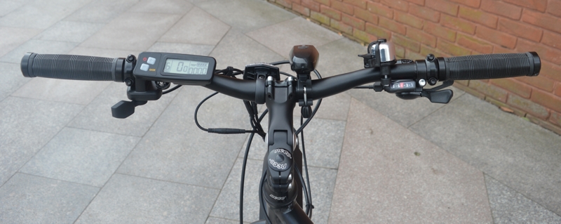 Woosh Rio LS - Clear layout on the handlebars with LCD and thumb throttle